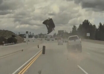 VIDEO | ¡Como de película! Camioneta pierde llanta y hace volar a otro vehículo