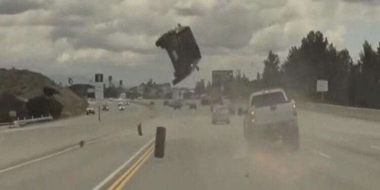 VIDEO | ¡Como de película! Camioneta pierde llanta y hace volar a otro vehículo