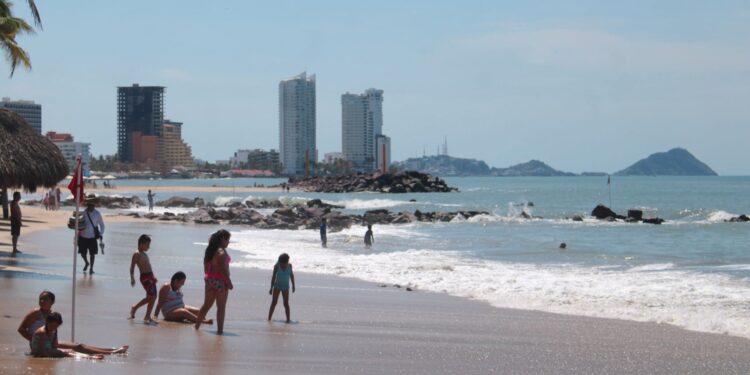 Afluencia regular en playas de Mazatlán al inicio de este fin de semana