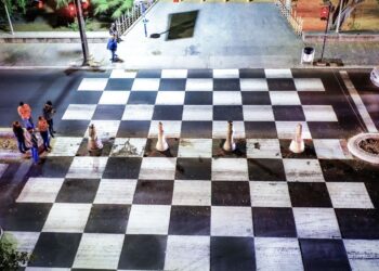 Instalan piezas de ajedrez en el cruce peatonal de Paseo Niños Héroes y Morelos