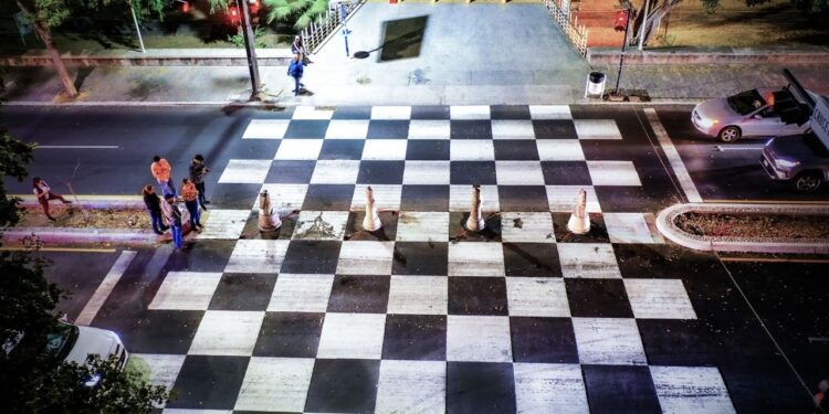 Instalan piezas de ajedrez en el cruce peatonal de Paseo Niños Héroes y Morelos