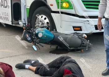 🔴🔵 #ALMOMENTO || Se registra fuerte choque entre camión urbano y motocicleta; hay dos heridos