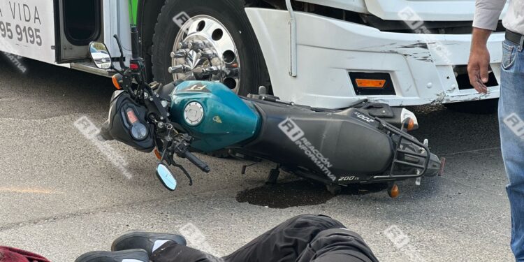 馃敶馃數 #ALMOMENTO || Se registra fuerte choque entre cami贸n urbano y motocicleta; hay dos heridos