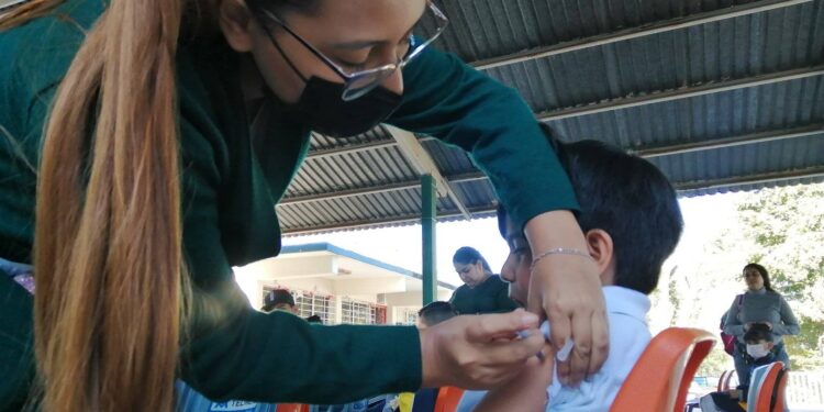 Aplican vacuna Covid pediátrica en escuelas de Culiacán