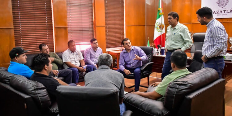 Alcalde se reúne con líderes de cooperativas pesqueras de Villa Unión y Walamo