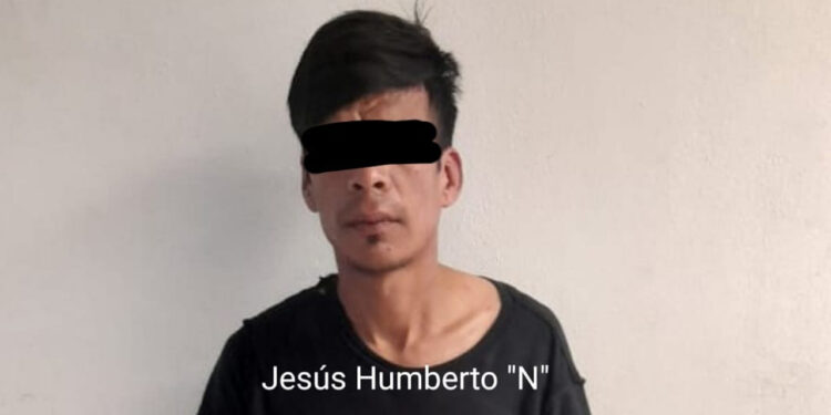 Por la probable participación en el delito de robo con violencia a comercio, agentes preventivos detienen a un hombre