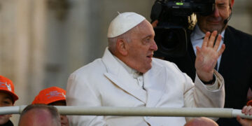 Papa Francisco es hospitalizado por problemas cardiacos y respiratorios