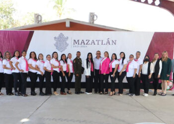 Autoridades municipales celebran “Lunes Cívico” en primaria “Constitución 1917”