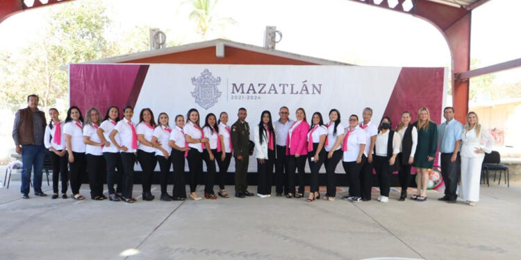 Autoridades municipales celebran “Lunes Cívico” en primaria “Constitución 1917”