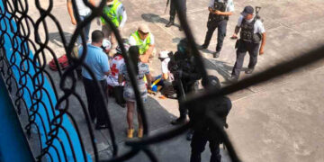 Niño víctima de bullying se arroja de un segundo piso en escuela de Veracruz