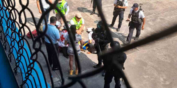 Niño víctima de bullying se arroja de un segundo piso en escuela de Veracruz