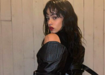 Subastan traje de Rosalía hasta en tres mil dólares