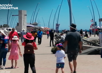 Familias disfrutan de las playas de Altata