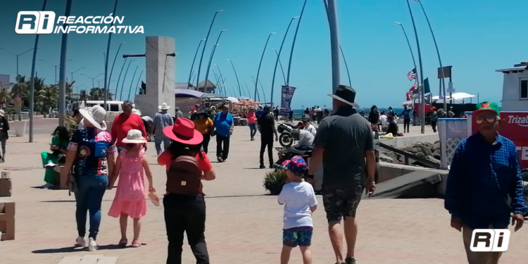 Familias disfrutan de las playas de Altata