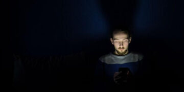 ¿Por qué nunca deberías dormir cerca de tu celular?