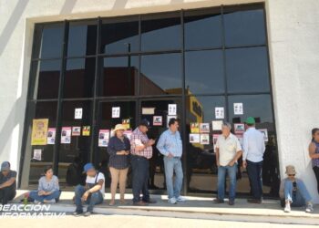 Afectados de Inverplux se manifiestan en la Fiscalía General del Estado