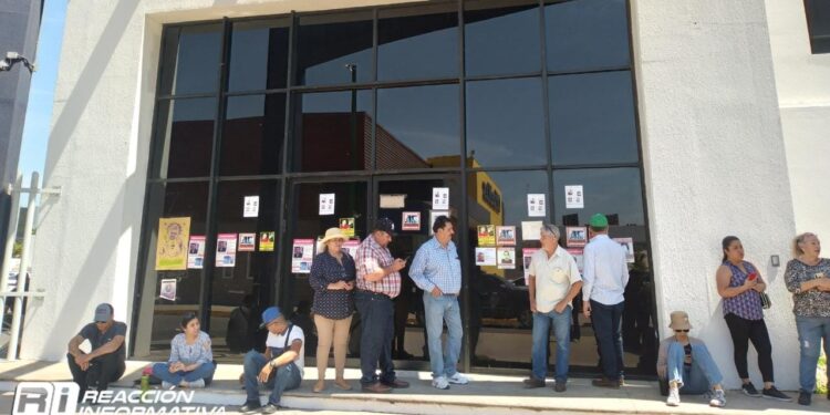 Afectados de Inverplux se manifiestan en la Fiscalía General del Estado