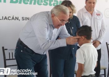 Entrega DIF Sinaloa anteojos a estudiantes de primaria en Culiacán