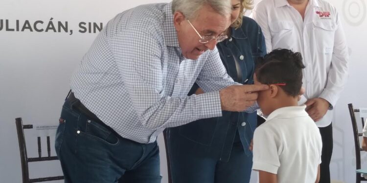Entrega DIF Sinaloa anteojos a estudiantes de primaria en Culiacán