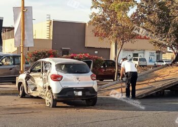 Fuerte choque en el cruce de Av. Del Delfín y Bicentenario en la colonia Francisco Villa