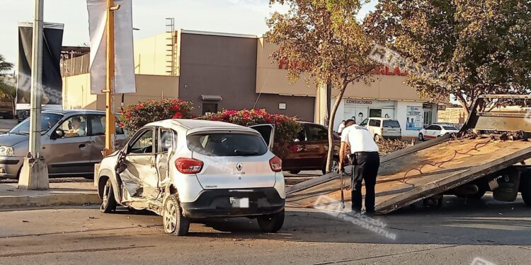 Fuerte choque en el cruce de Av. Del Delfín y Bicentenario en la colonia Francisco Villa