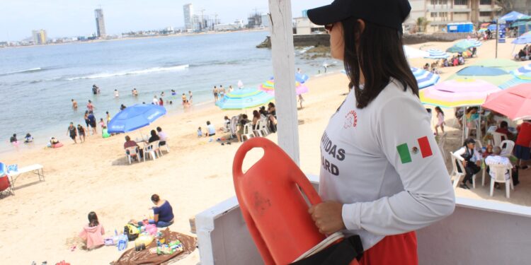 Elementos de la Policía Acuática atienden tres situaciones durante operativo del día miércoles en Playas de Mazatlán