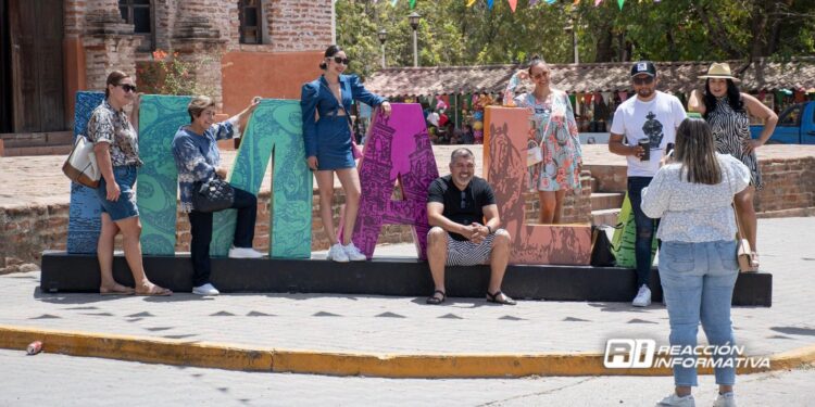 Familias culiacanenses disfrutan balnearios y parques de Culiacán