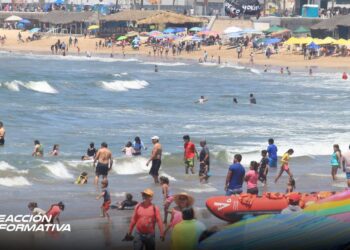 Miles de bañistas “abarrotan” playas de Mazatlán este Viernes Santo