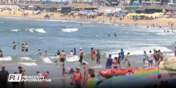 Miles de bañistas “abarrotan” playas de Mazatlán este Viernes Santo