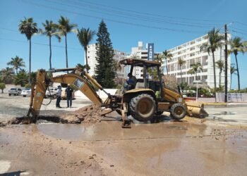 Repara JUMAPAM fuga de agua en Marina Mazatlán