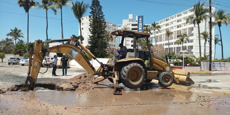 Repara JUMAPAM fuga de agua en Marina Mazatlán
