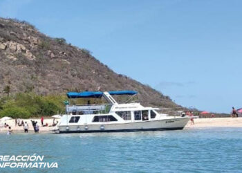 Por error de maniobra embarcación turística termina varada en Isla de Venados