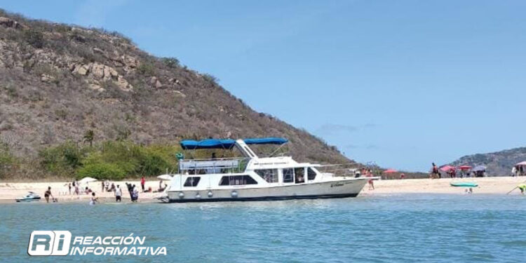 Por error de maniobra embarcación turística termina varada en Isla de Venados