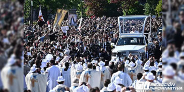 El Papa lamenta en su misa en Budapest las “puertas cerradas” a los migrantes