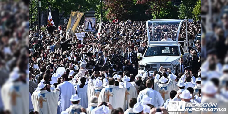El Papa lamenta en su misa en Budapest las “puertas cerradas” a los migrantes