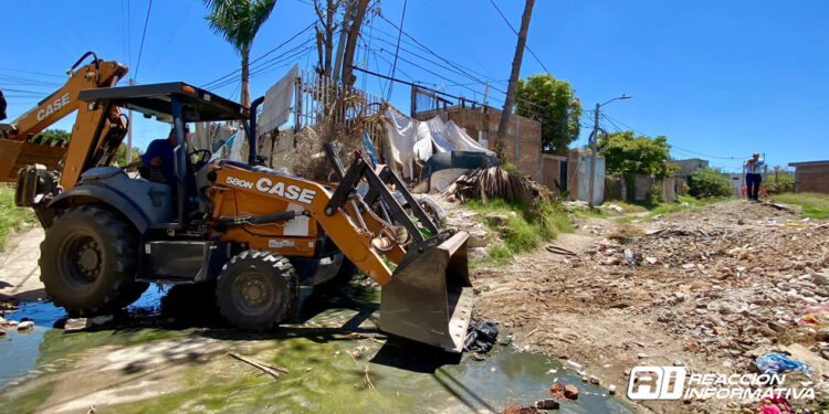 Limpian tramo de canal en calle Río Piaxtla de la colonia Estero