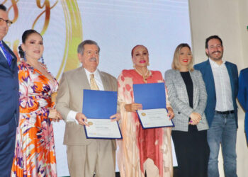 Entregan reconocimiento Ciudadano Ejemplar Imagina Rotary 2023, a Olivia Vidaurri e Ignacio Osuna, de Grupo Panamá
