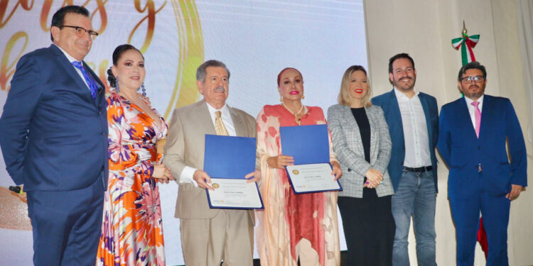 Entregan reconocimiento Ciudadano Ejemplar Imagina Rotary 2023, a Olivia Vidaurri e Ignacio Osuna, de Grupo Panamá