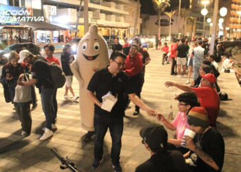 Entregan Imju e Isju preservativos en zona de Olas Altas