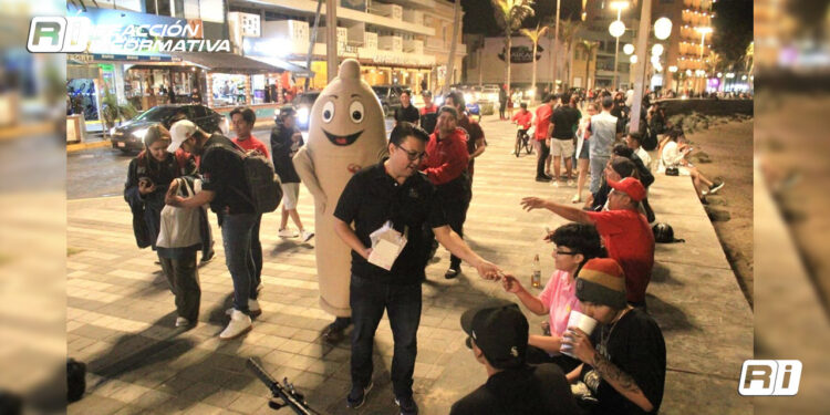 Entregan Imju e Isju preservativos en zona de Olas Altas