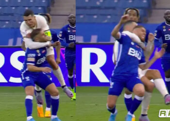 ¡Como luchador! Cristiano Ronaldo tomó por el cuello a rival para cometerle falta