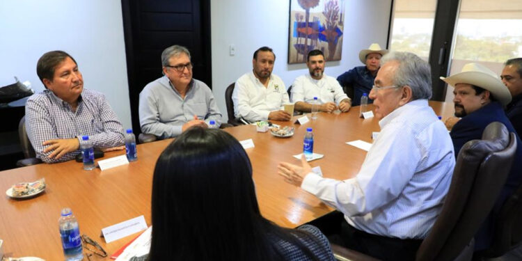 Sostiene Gobernador Rocha reunión con dirigentes agrícolas