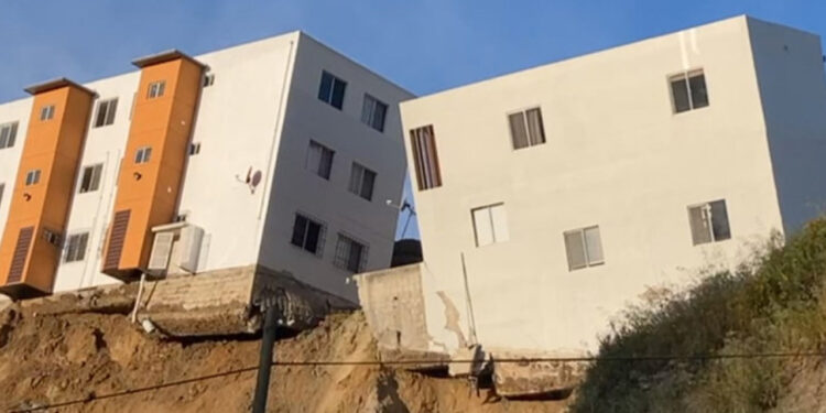 Así amanecen los edificios que están a punto de caer en Tijuana