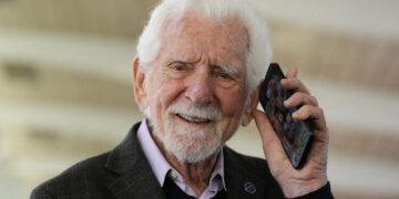 El celular cumple medio siglo y lo usa más del 68 por ciento de la población