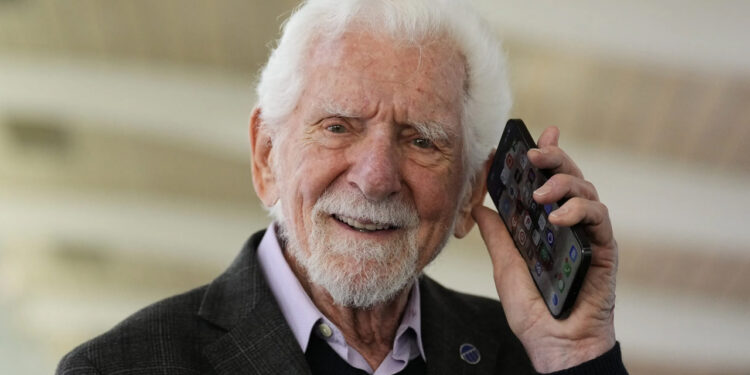 El celular cumple medio siglo y lo usa más del 68 por ciento de la población