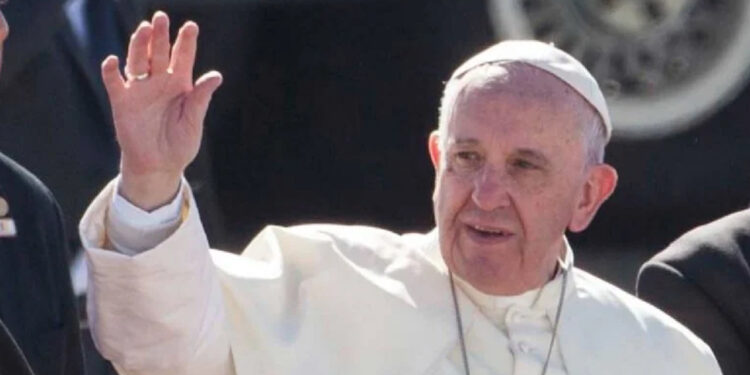 “Sigo todavía vivo”, dice el Papa Francisco al salir del hospital