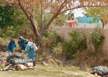 Obras Públicas continúa abatiendo rezago en desazolve en canales y regeneración de calles en colonias de Mazatlán