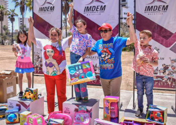 Viven niñas y niños mazatlecos un espectacular Día de la Niñez en el Parque Central