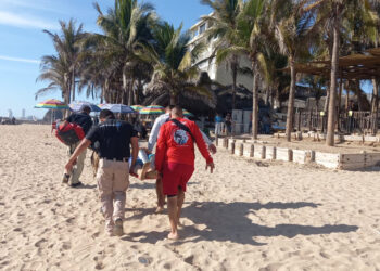 Policía Acuática pone a salvo a Turista que era jalado por una ola en la zona de playa Camarón