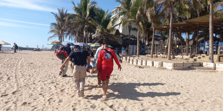Policía Acuática pone a salvo a Turista que era jalado por una ola en la zona de playa Camarón